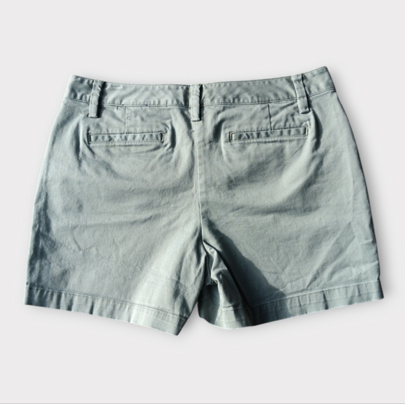 LANDS' END WOMEN'S SIZE 10 MID RISE SAGE GREEN 💚 MULTI POCKET SHORTS. - Picture 6 of 6